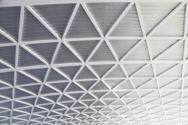 Gelecekçi parlak metalik siyah ve beyaz soyut eğimli geometrik çatı tasarımı ve deseni