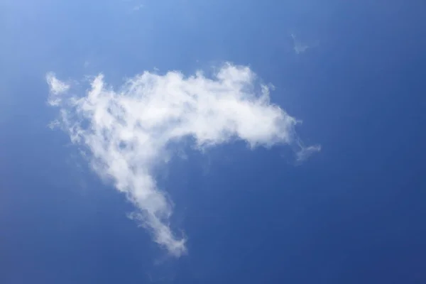 Heldere Blauwe Hemel Met Witte Pluizige Mooie Cumulus Wolkenvorming Zonnige — Stockfoto