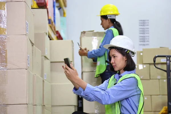 Jeunes Travailleuses Asiatiques Dans Entrepôt Utilisant Téléphone Mobile Pour Scanner — Photo