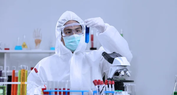 Vetenskaplig Forskare Full Skyddsutrustning Studerar Och Utvecklar Nytt Vaccin Biokemi — Stockfoto