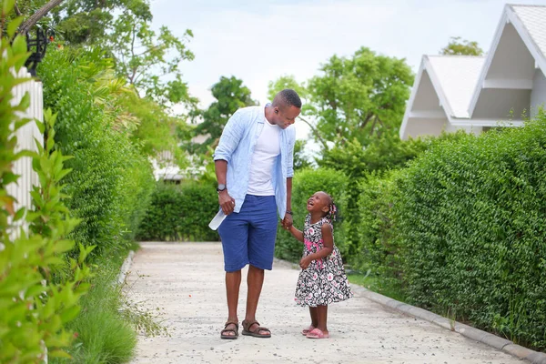 Padre Afroamericano Está Sosteniendo Pequeña Feliz Mano Hija Pasándola Bien —  Fotos de Stock