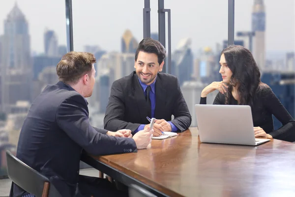 Kaukasischer Geschäftsmann Zeigt Seinem Mitarbeiter Neue Strategische Planung Für Das — Stockfoto