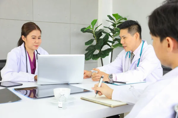 Gruppe Von Ärzten Brainstorming Und Ideenaustausch Zur Diagnoseplanung Für Patienten — Stockfoto