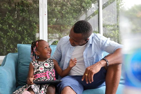 Afrikalı Amerikalı Baba Küçük Kızını Evde Okutuyor Dijital Tabletten Kanepenin — Stok fotoğraf