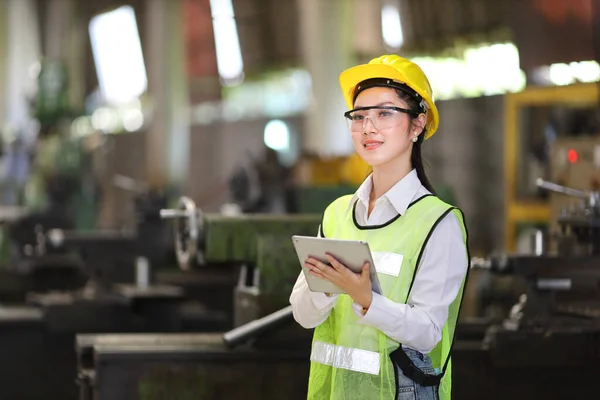 Gerente Ingeniería Asiática Sombrero Duro Seguridad Tela Reflectante Está Inspeccionando —  Fotos de Stock