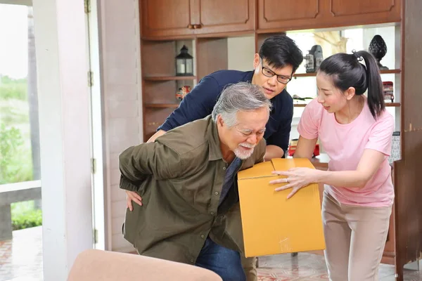 Azjatycki Starszy Mężczyzna Cierpi Ból Pleców Niosąc Ciężkie Pudełko Podczas — Zdjęcie stockowe