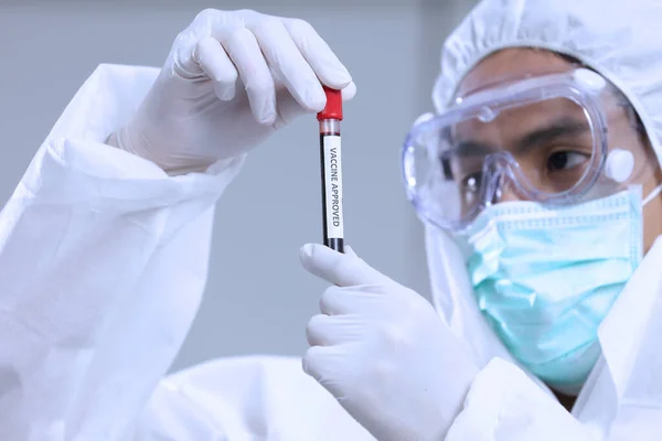 Forskare Fullständig Personlig Skyddsutrustning Som Håller Blodprov Covid Eller Coronavirus — Stockfoto