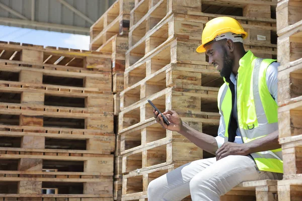 Afrikansk Amerikansk Arbetare Skyddsväst Kostym Och Hårdhatt Med Mobiltelefon För — Stockfoto