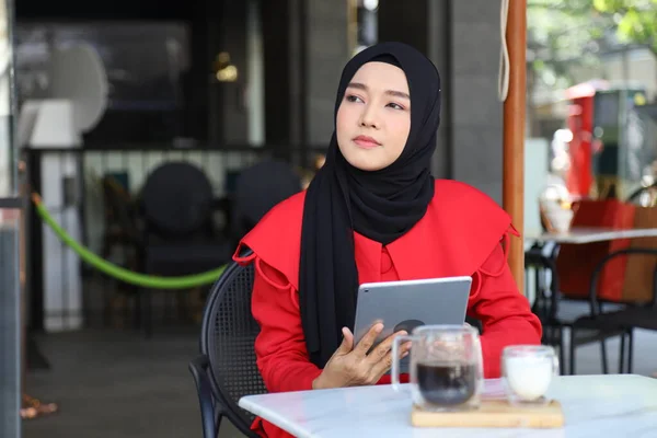 Muslim Girl Wearing Islamic Hijab Sitting Outdoor Cafe Hot Coffee — Stock Photo, Image