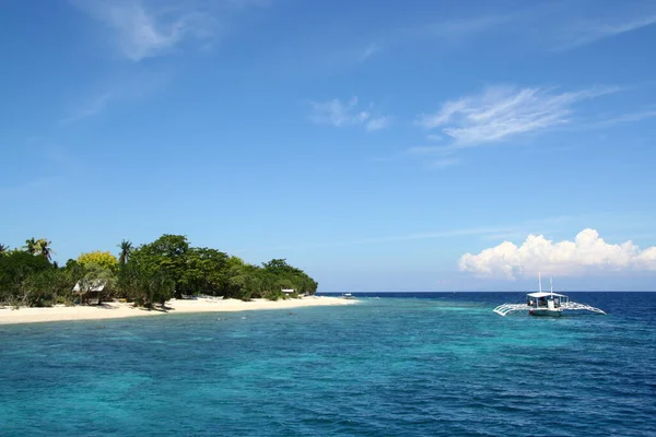 Barco Madera Mar Azul Profundo Cielo Isla Balicasag Punto Snorkel — Foto de Stock