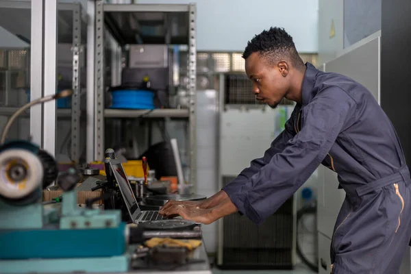 Trabajador Mecánico Afroamericano Que Usa Equipo Seguridad Usando Computadora Portátil —  Fotos de Stock