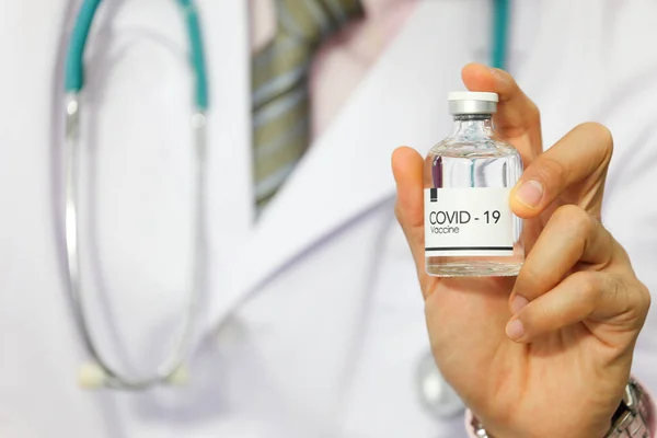 Arzt Mit Neu Entdecktem Impfstoff Aus Labor Röhre Mit Kopierraum — Stockfoto