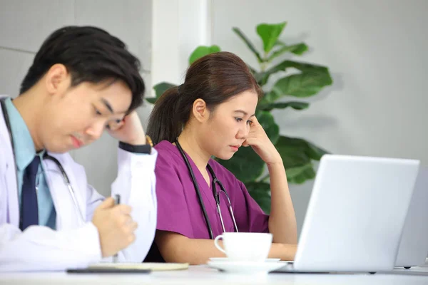 Médicos Asiáticos Vistiendo Uniforme Formal Analizando Estudiando Sobre Enfermedad Recién —  Fotos de Stock