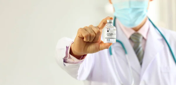 Doktor Yeni Onaylanmış Aşıyı Elinde Tutuyor Laboratuvar Şişesinde Fotokopi Alanı — Stok fotoğraf