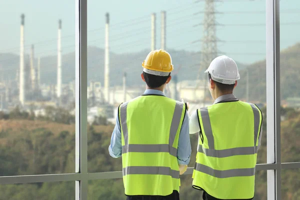 Dva Inženýři Dívají Okna Továrny Ropné Rafinérie Diskutují Novém Projektovém — Stock fotografie
