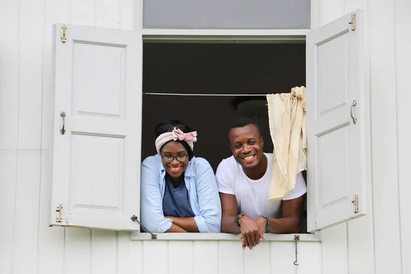 Młoda Świeżo Poślubiona Para Afroamerykanów Opierająca Się Oknie Domu Dla — Zdjęcie stockowe
