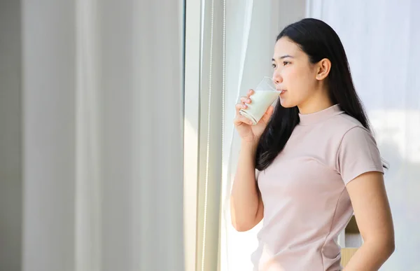 Asiática Señora Bebiendo Vaso Leche Mientras Mira Por Ventana Con —  Fotos de Stock