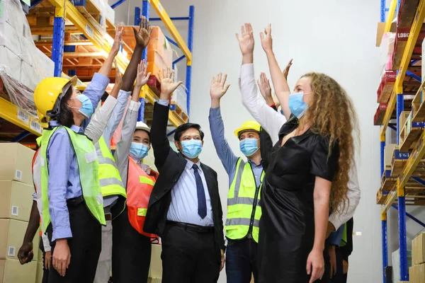 Directeur Reste Équipe Ingénieurs Debout Ensemble Dans Usine Portant Masque — Photo