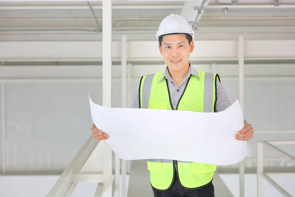 Portret Van Lachende Aziatische Ingenieur Uniform Harde Hoed Met Blauwdruk — Stockfoto