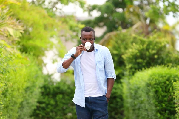 Szczęśliwy Zdrowy Afroamerykanin Pijący Filiżankę Kawy Podczas Spaceru Relaksie Okolicy — Zdjęcie stockowe