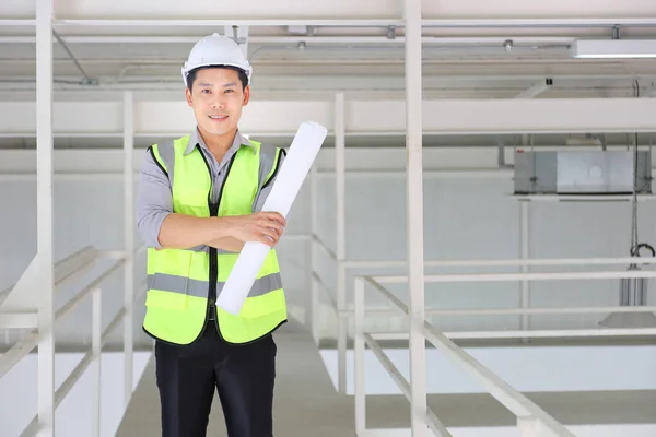 Portret Van Lachende Aziatische Ingenieur Uniform Harde Hoed Met Blauwdruk — Stockfoto