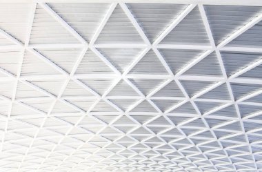 Gelecekçi parlak metalik siyah ve beyaz soyut eğimli geometrik çatı tasarımı ve deseni