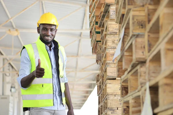 Den Afroamerikanske Arbetaren Ger Upp Tumme Medan Han Arbetar Lagerdepån — Stockfoto