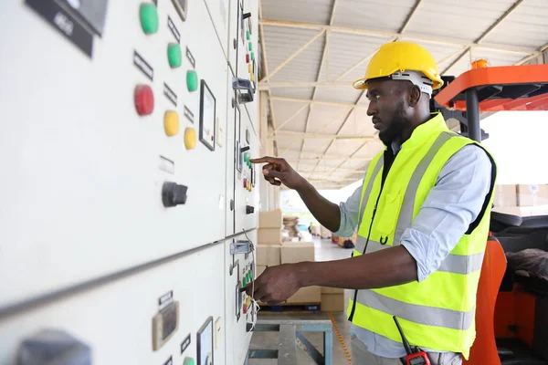 Ingeniero Afroamericano Está Comprobando Potencia Placa Distribución Principal Para Circuito —  Fotos de Stock