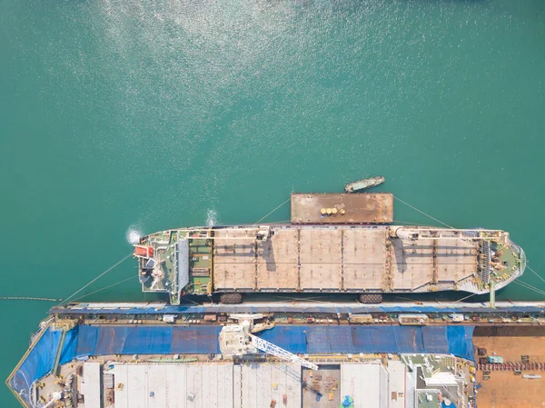 Lastfartyg Dockning Hamnen Väntar Lastning Container För Logistik Och Transport — Stockfoto