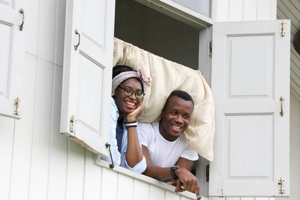 Szczęśliwy Młody Świeżo Poślubiony Afroamerykanin Para Pobyt Prosty Dom Patrząc — Zdjęcie stockowe