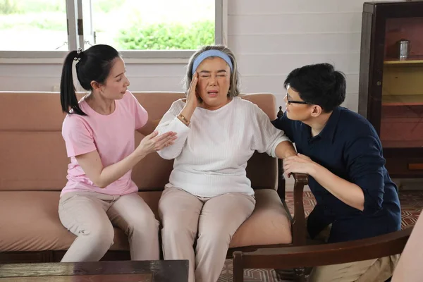 Asiatique Femme Âgée Souffre Maux Tête Tandis Que Ses Enfants — Photo