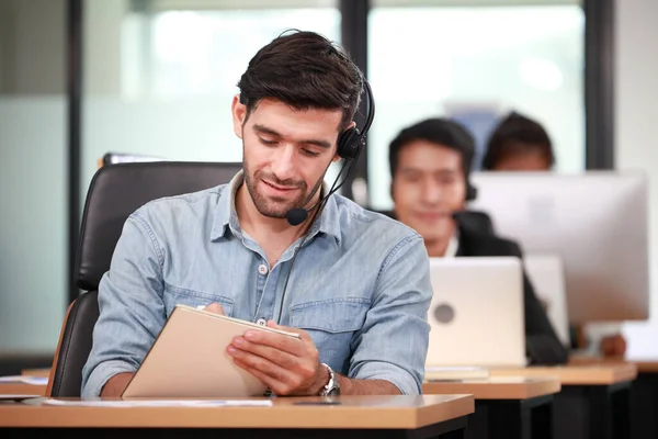 Caucasian Businessman Operator Answering Online Phone Call Customer Customer Service — Stock Photo, Image