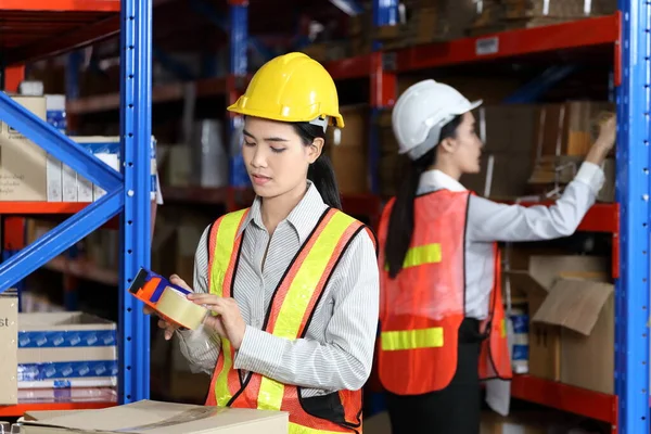 Les Travailleurs Asiatiques Emballent Les Produits Dans Une Boîte Carton — Photo