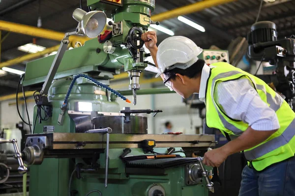 Trabajador Mecánico Asiático Sombrero Duro Seguridad Tela Reflectante Está Trabajando —  Fotos de Stock