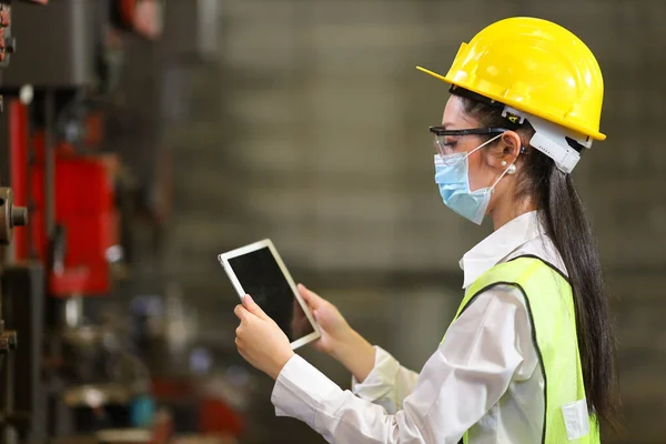 Mujer Asiática Gerente Ingeniería Con Máscara Facial Sombrero Duro Seguridad —  Fotos de Stock