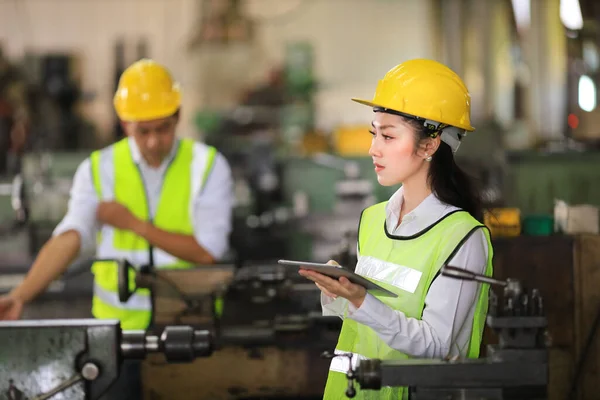 Ingeniera Mujer Equipo Seguridad Completa Está Trabajando Inspeccionando Dentro Fábrica —  Fotos de Stock