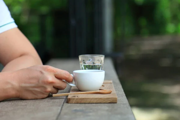 Hand Houden Witte Kop Hete Espresso Koffie Houten Tafel Het — Stockfoto