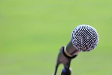 Açık hava sporu için çim alanındaki mikrofon standı ve fotokopi alanı ile duyuru konsepti tasarımı