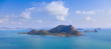 Yazın güneşli gökyüzü ve seyahat ve turizm amaçlı fotokopi alanı olan tropik bakir adanın panoramik manzarası