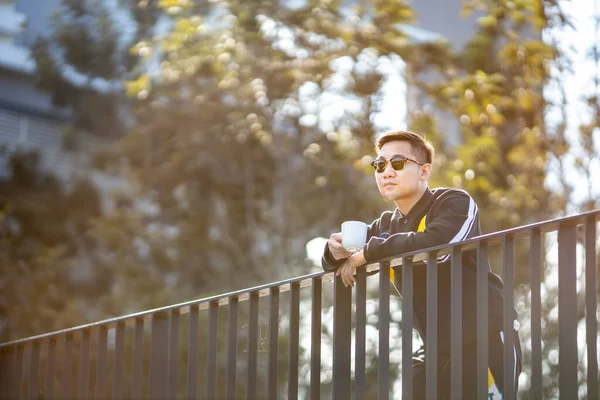 Asiatique Homme Tenue Sport Boire Une Tasse Café Après Avoir — Photo