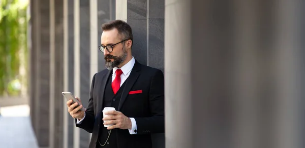 Knappe Blanke Zakenman Met Behulp Van Mobiele Telefoon Het Houden — Stockfoto