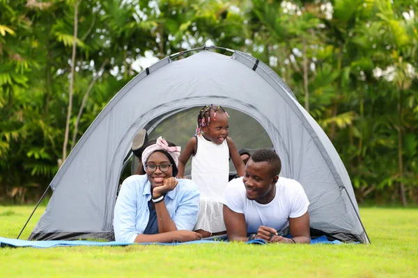 Mutlu Afro Amerikan Ailesi Tatil Sırasında Kamp Çadırı Bahçesinde Ulusal — Stok fotoğraf