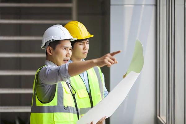 Dos Ingenieros Mirando Por Ventana Mientras Discuten Sobre Nueva Planificación — Foto de Stock