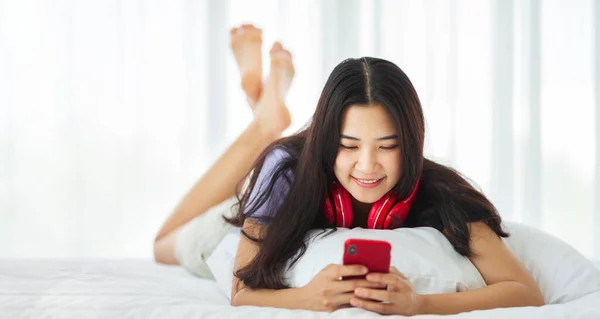 Mujer Asiática Joven Acostada Cama Usando Teléfono Móvil Para Las —  Fotos de Stock