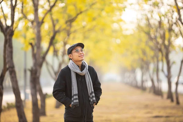 Homem Asiático Vestindo Suéter Enquanto Caminhava Parque Sob Árvore Ginkgo — Fotografia de Stock