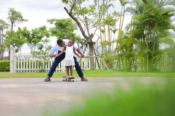 Padre Afroamericano Enseña Hija Jugar Skate Parque Público Durante Verano —  Fotos de Stock