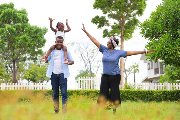 Familia Afroamericanos Con Una Pequeña Hija Caminando Sobre Campo Hierba —  Fotos de Stock