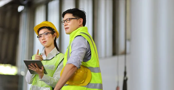 Het Team Van Ingenieurs Volledige Veiligheidsuitrusting Werkt Inspecteert Binnen Industriële — Stockfoto