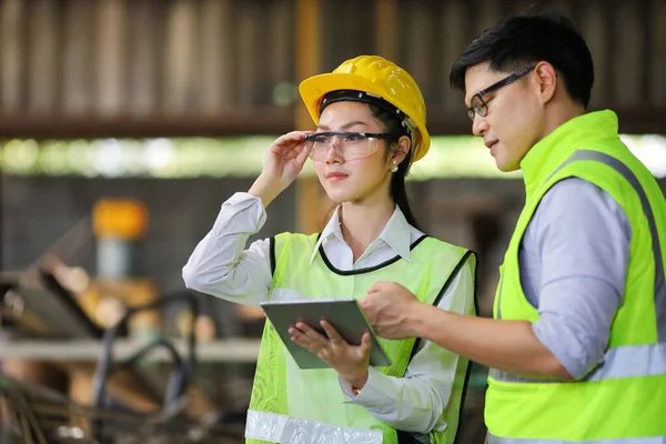 Une Équipe Ingénieurs Équipement Sécurité Complète Travaille Inspecte Intérieur Usine — Photo