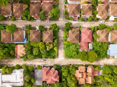 Banliyö bölgesini çevreleyen yeşil çevre dostu konut konutları projesi için tepeden bakıldığında insansız hava aracı görüntüleri.